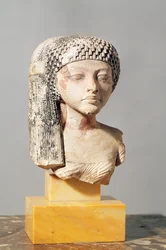 Chefe de uma princesa da família de Akhenaton, New Kingdom (calcário pintado) (ver também 107940, 116813, 370210)