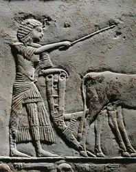 Horemheb lavrando a terra nos Campos de Iaru, relevo do túmulo de Horemheb em Saqqara, pormenor