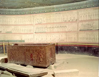 Interior do túmulo de Tutmés III (c. 1490-39 a.C.), Novo Império