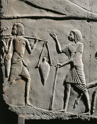 Vida num acampamento militar: carregador de água a receber ordens de um oficial, relevo do túmulo de Horemheb em Saqqara. Pormenores.