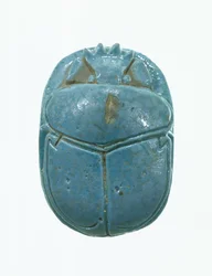 Escaravelho de casamento de Amenhotep III e Rainha Tiye, Novo Reino (faiança vidrada)