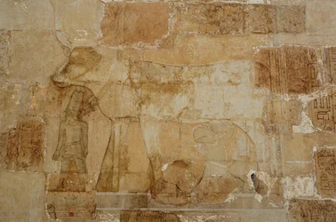 Templo mortuário da rainha Hatshepsut: Capela de Hathor, a deusa na sua forma bovina, com coroa, é alimentada por Hatshepsut (fotografia)