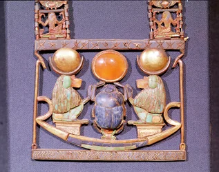 Colar do Sol Nascente, da tumba de Tutankhamun (c.1370-52 AC) Novo Reino (ouro incrustado com pedras semi-preciosas) (detalhe de 153788)