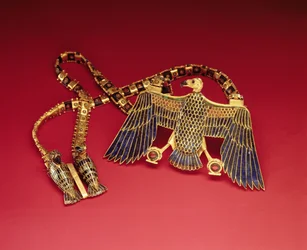 Colar com pingente de abutre, do túmulo de Tutancâmon (c.1370-1352 aC) Novo reino (ouro incrustado com lápis-lazúli e cornalina) (ver também 228214)