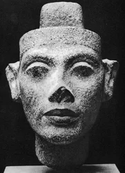Nefertiti, consorte rainha de Akenaton (Akhenaten), o faraó herege. Século XIV a.C. (escultura em busto de granito escuro)