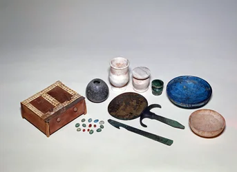 Objectos retirados do túmulo de uma senhora egípcia, do grupo 1723, de Sidmant el-Gebel, Novo Reino