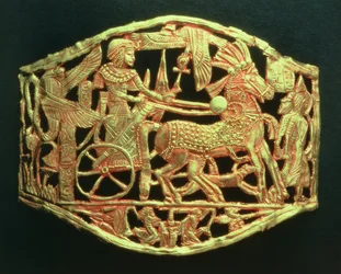 Placa aberta ou fivela mostrando os reis retorno triunfal com prisioneiros, do túmulo de Tutancâmon (c.1370-52 aC) Novo Reino (ouro) (ver também 391017)