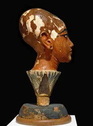 Busto pintado do jovem faraó Tutankhamon com base em forma de folha de lótus (escultura)