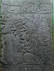 Relevo em calcário pintado representando a lamentação funerária sobre o faraó, do túmulo do rei Horemheb