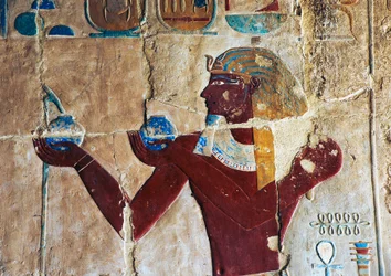 Relevo pintado de Tutmés oferecendo vinho a Sokaris, Templo Mortuário de Hatshepsut, Deir el-Bahari, Luxor, Tebas (Lista do Património Mundial da Unesco