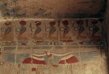 Parede pintada com disco solar, uraeus e abutre do Alto Egito, Templo Mortuário de Hatshepsut, Deir el-Bahari, Necrópole Tebana (Património Mundial da UNESCO