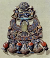 Peitoral com um escaravelho-pássaro, do túmulo de Tutankhamon (c. 1370-52 a.C.), Novo Império (cloisonné de ouro decorado com pedras semipreciosas e pasta de vidro)