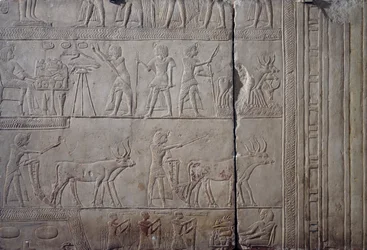 Faraó Horemheb, representado a fazer trabalho agrícola nos campos de Iaru, recebendo a colheita oferecida pelos agricultores, relevo de parede em calcário, do Túmulo Memphite de Horemheb em Saqqara, Civilização Egípcia, Novo Reino, Dinastia XVIII