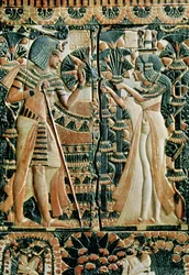 Placa da tampa de um cofre mostrando Tutankhamon (c.1370-52 aC) e sua esposa Ankhesenamun em um jardim, New Kingdom (pintado de marfim)