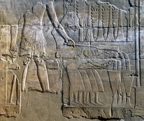 Sacerdote que supervisiona o trabalho das mulheres, relevo de parede, colunata do Templo de Amon (Lista do Património Mundial da Unesco