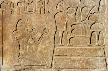 Rainha Hatshepsut (c.1503-1482 aC) ajoelhando-se diante de uma mesa de oferendas, Templo de Amon, Novo Reino