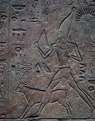 A rainha Hatshepsut acompanhada pelo touro Apis durante as actividades cerimoniais da celebração do jubileu, relevo, Templo de Amon, Complexo do Templo de Karnak (Lista do Património Mundial da Unesco