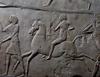 Corrida de estafetas a cavalo, pormenor de um relevo de parede representando um acampamento militar de soldados, calcário, do Túmulo Memphite de Horemheb em Saqqara, Civilização Egípcia, Novo Reino, Dinastia XVIII