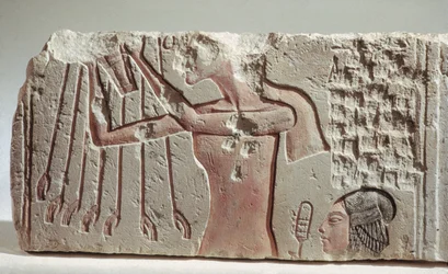 Relief Depicting Akenhaten and His Daughter Offering to the Aten, New Kingdom, c.1352-1336 BC (calcário)