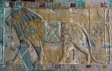 Relevo representando Hatshepsut como leão, Templo Mortuário de Hatshepsut, Deir el-Bahari, Luxor, Tebas (Lista do Património Mundial da Unesco