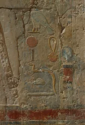 Relevo retratando Horus, capela da deusa Hathor, do Templo Mortuário de Hatshepsut (c.1503-1482 aC) Novo Reino (calcário pintado)