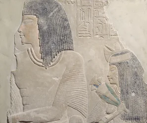 Relevo representando Imenmes e Dejat, os pais do General Imeneminet, de um túmulo em Memphis, New Kingdom, c.1336-1295 aC (calcário pintado)