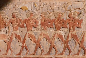 Relevo retratando um desfile em homenagem à deusa Hathor, do Templo Mortuário de Hatshepsut (c.1503-1482 aC) Novo Reino (calcário pintado) (ver também 226168)