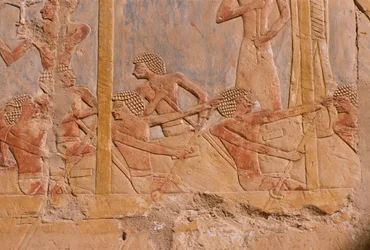 Relief retratando homens remando em um barco, parede decorada em honra da deusa Hathor, detalhe, do Templo Mortuário de Hatshepsut (c.1503-1482 aC) New Kingdom (calcário pintado)
