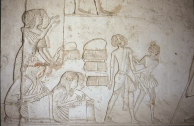 Relevo representando escribas no trabalho, do túmulo de Horemheb (c.1323-1295 aC) Novo Reino (pintura de parede) (ver 218337 para detalhes)