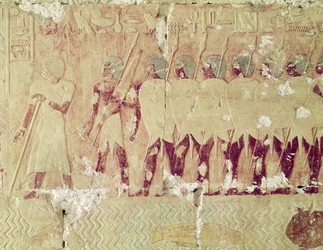 Relief retratando soldados enviados pela Rainha Hatshepsut em uma expedição à Terra do Punt para trazer de volta ingredientes para uso no ritual do templo, do Templo Mortuário de Hatshepsut, c.1503-1482 aC, Novo