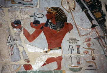 Relevo pintado com Tutmés a oferecer vinho, Templo Mortuário de Hatshepsut, Deir el-Bahri, necrópole tebana (Lista do Património Mundial da UNESCO