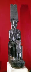 Estátua sentada do deus Amon protegendo Tutancâmon, Novo Reino, c.1336-1327 aC (granito)