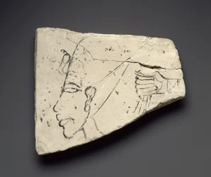 Esboços de Akhenaton de cabeça e mão, do Grande Palácio de Tell el-Amarna (calcário)