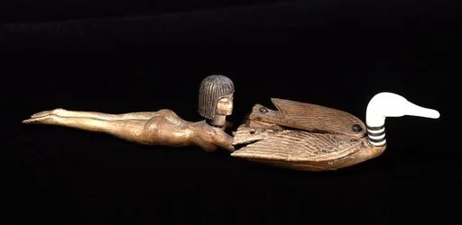 Colher com alça achatada em forma de nadador, New Kingdom, c.1400 aC (madeira e marfim) (ver também 110870)
