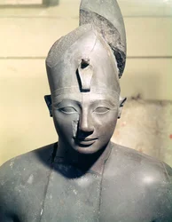Estátua de Tutmósis III (governada de 1504 a 1450 aC), do Templo de Amon, Karnak (basalto)