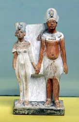 Estatueta de Amenófis IV (Aquenáton) e Nefertiti, de Tell el-Amarna, período de Amarna, Império Novo, 1353-1337 a.C.