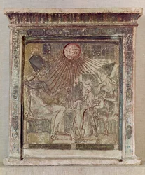 Estela representando a Aton dando vida e prosperidade a Amenófis IV (Akhenaton) (c.1352-1336 aC) sua esposa, Nefertiti e três de suas filhas, de Tell el-Amarna, Novo Império, c.1353-1337 aC (lim