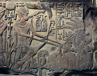 Estela de Amenhotep III mostrando o faraó dirigindo uma carruagem. 1391 -1353 AC. Escultura de pedra. Cairo, Museu do Egipto, Cairo. De Qina, Dayr al-Bahri. Tebas.