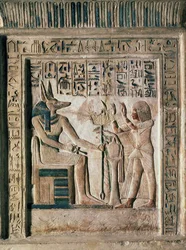 Estela do Escriba Real Ipi, retratando o falecido antes de Anúbis, meados do século XIV a.C. (calcário)