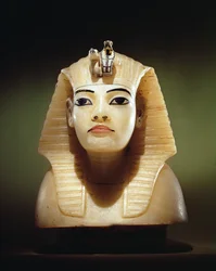 Stopper de uma das urnas canopic, da tumba de Tutankhamun, reino novo (alabastro) (veja também 149422)