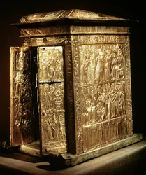 O Santuário Dourado de Tutancâmon (c.1370-52 aC) Novo Reino (madeira revestido de gesso coberto com chapas de ouro)