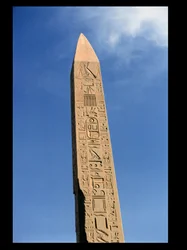 O obelisco de Tutmés I (1504-1492 a.C.) no Grande Templo de Amon, Templo de Karnak, Império Novo