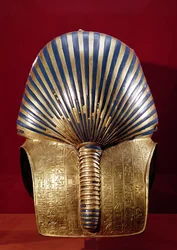 A parte de trás da máscara de ouro, do Tesouro de Tutancâmon (c.1370-1352 aC) Novo Reino, c.1340 aC (ouro incrustado com pedras semipreciosas)