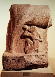 A deusa Hathor amamentando o faraó Horemheb, Novo Reino, c.1344-1314 aC (granito vermelho)