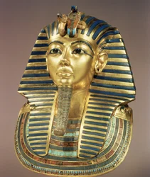 A máscara funerária de ouro, do túmulo de Tutankhamon (c. 1370-52 a.C.), Novo Império, ouro incrustado com pedras semipreciosas e pasta de vidro