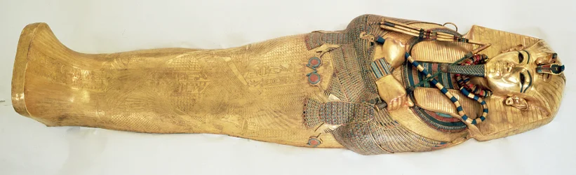 O caixão mais íntimo do rei, do túmulo de Tutancâmon (c.1370-1352 aC) Novo reino (ouro incrustado de pedras semipreciosas) (para detalhes ver 343642)