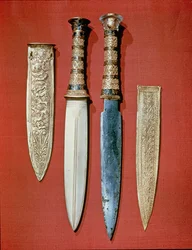 Os reis dois punhais, do túmulo de Tutancâmon (c.1370-52 aC) Novo Reino (ouro e ferro)