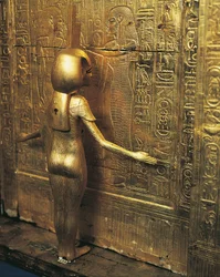 Tesouro de Tutankhamon. Santuário dourado de jarras canópicas ou arca canópica. Pormenor com a deusa Selket, Novo Reino, Dinastia XVIII, civilização egípcia