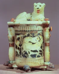 Frasco de unguento com uma figura do rei como um leão, do túmulo de Tutancâmon (c.1370-52 aC) Novo reino (alabastro pintado) (ver também 391016)