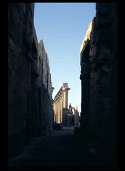 Vista da Corte de Ramsés II à Colunata de Amenófis III (1403-1365 aC) Novo Reino